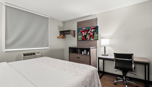 Standard Room, 1 King Bed, Accessible (Smoke Free)