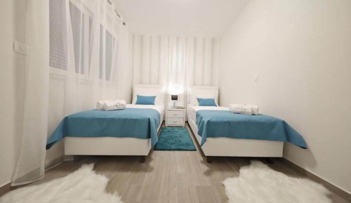 Superior Apartment, 2 Bedrooms, Hot Tub, Courtyard View