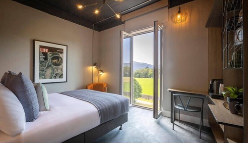 Sleep67 Double Room with Mountain View (In room continental breakfast)