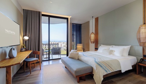 Luxe Ocean View King with NAAM Wellness (hydrotherapy)