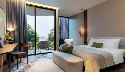 Luxe Pool View King bed