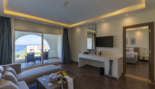 Jacuzzi Suite (Posh Club)
