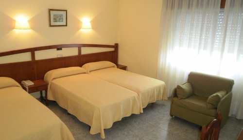 Family Room (2 Adults +1 Child)