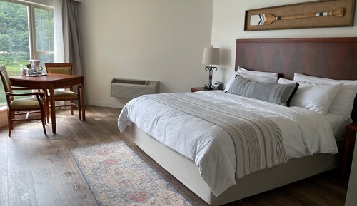 Deluxe Suite, 1 King Bed, Jetted Tub, River View