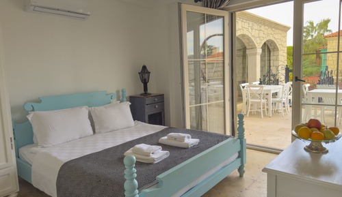 Deluxe Room, Poolside