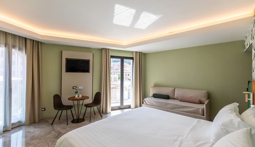 Junior Studio Suite, 1 King Bed with Sofa bed, Jetted Tub