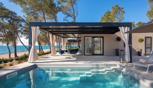 Amber Sea Luxury Holiday Home with pool