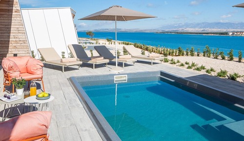 Avalona Luxury Mare Glamping Villa with Pool