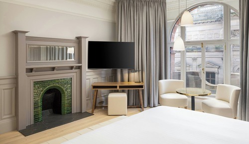 Deluxe Room, 1 King Bed, Non Smoking, Corner (View)