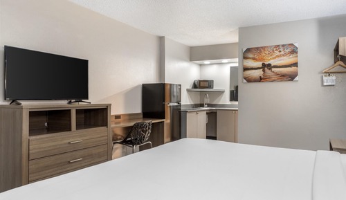 Standard Room, 1 King Bed, Non Smoking, Kitchenette