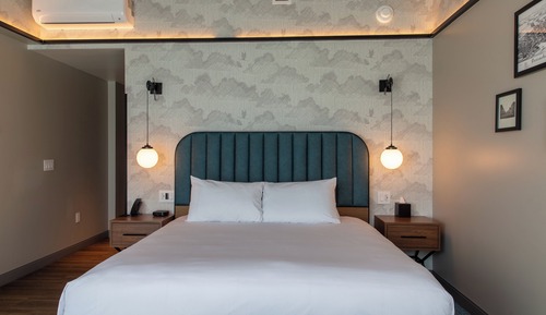 Room, 1 King Bed, River View