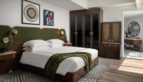 Studio Suite, Corner