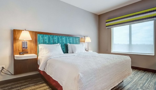 Studio, 1 King Bed, Refrigerator & Microwave (Wet bar)