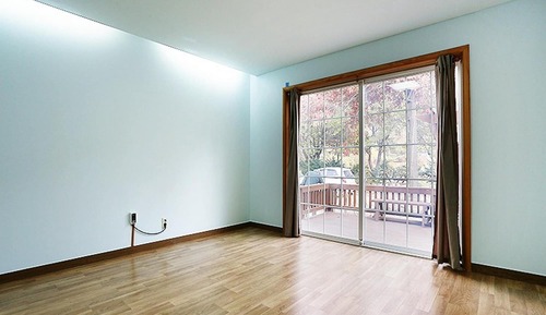 Room (No 102)