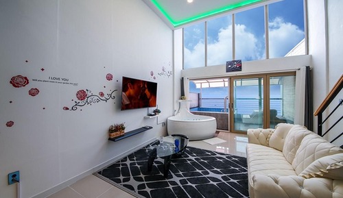 Room (Room 202)