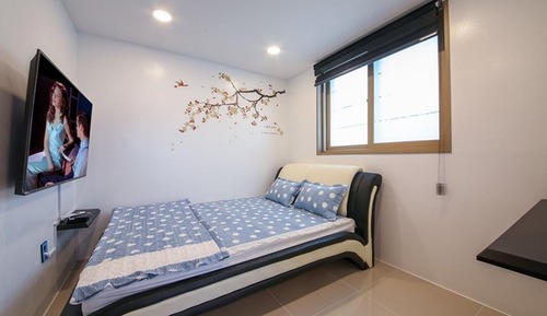 Room (Room 102)