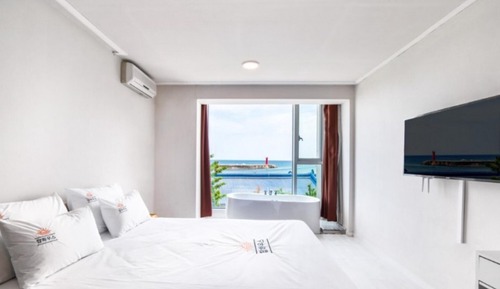 Room (201 Spa ocean view (Netflix bath salt)