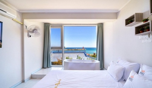 Room (202 Spa ocean view (Netflix bath salt)