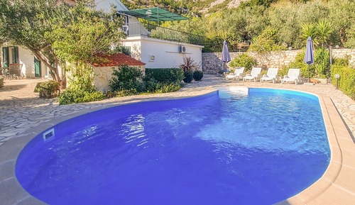 Villa (Holiday Home with Terrace, Pool and S)