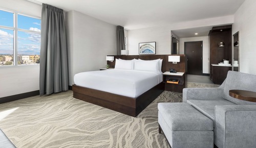 Deluxe Room, 1 King Bed, Accessible (Roll-In Shower)