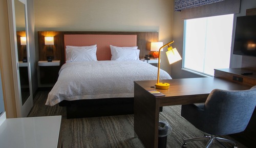 Studio, 1 King Bed, Refrigerator & Microwave (Wet bar)
