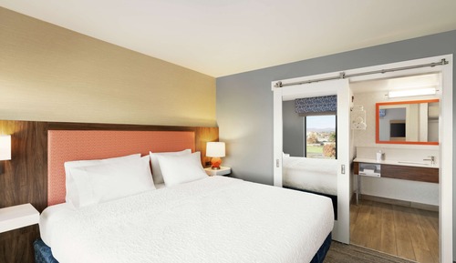 Suite, 1 King Bed, Accessible (Hearing)