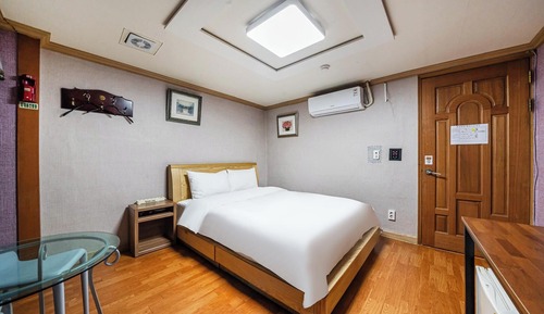 Room (Standard (Windowless Samsung Blue Sky)