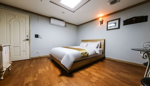 Room (Premium)