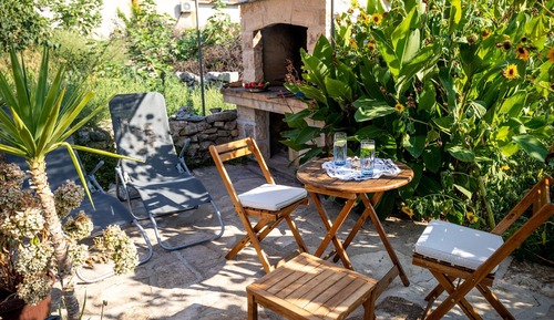 Studio (Studio Apartment with Patio and Garde)