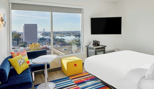 Room, 1 King Bed, River View