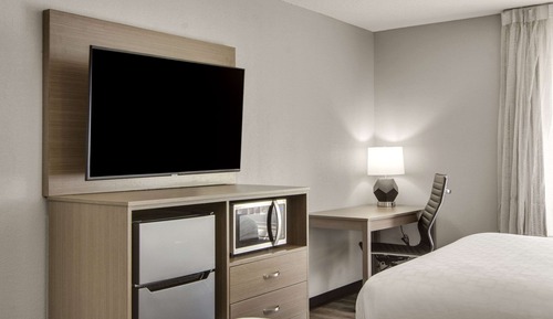Standard Room, 2 Queen Beds, Balcony, Lake View (Non Smoking)