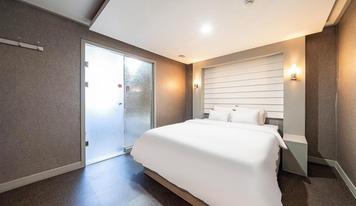Room (Suite A/Free breakfast and abalone po)
