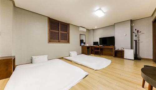 Room (Deluxe room with ondol/free breakfast)