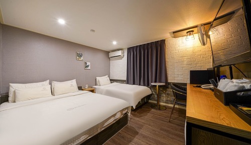 Room (Deluxe Twin (1 double + 1 single LG w)
