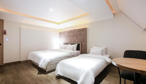 Room (Suite (Netflix viewing available))