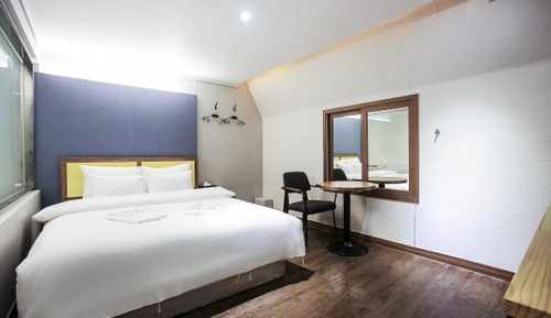 Room (Deluxe (Netflix Available))