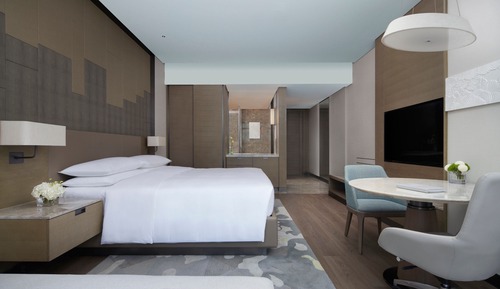 Club Room, 1 King Bed, City View