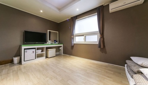 Room (Ondol (Netflix available parking avai)