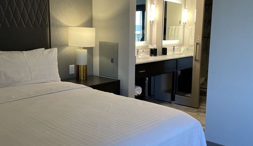 Studio, 1 King Bed, Accessible, Balcony (Mobility & Hearing, Bathtub)