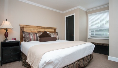 Basic Suite, 1 King Bed, Kitchen