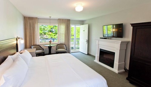 Premium Room, 1 King Bed, Fireplace, Pool View