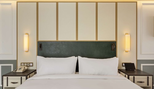 Premium Room, 1 King Bed, Corner