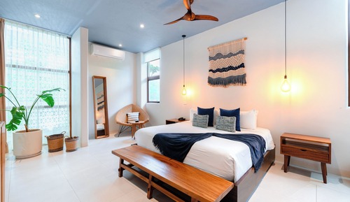 Deluxe Room, 1 King Bed, Private Bathroom