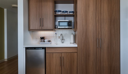 Room, 1 King Bed, Non Smoking (Mobility/Hearing Access, Roll-in Shwr)