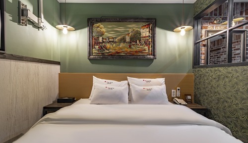 Room (Suite (random assignment Netflix avai)