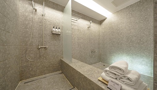 Room (Roy al Suite (Netflix Available Hot T)