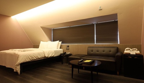 Room (Premium A(Netflix))