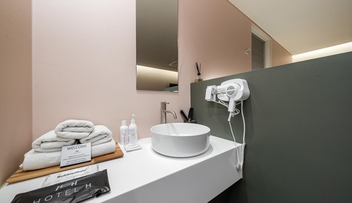 Room (Deluxe A (Netflix available))