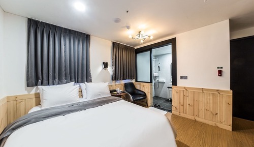 Room (Deluxe Twin (Walking only Netflix ad-)