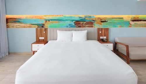 Deluxe Room, 1 King Bed, Non Smoking, Ocean View (Balcony)